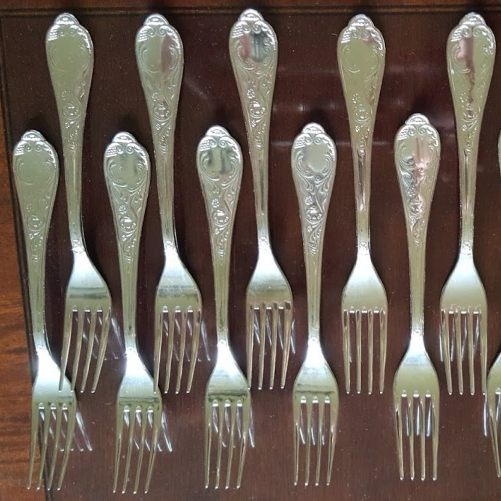 (SOLD)🎉HP🎉 Premium 51 Piece Italian Flatware Set, Service for 12 + Serving Set - Picture 6 of 16